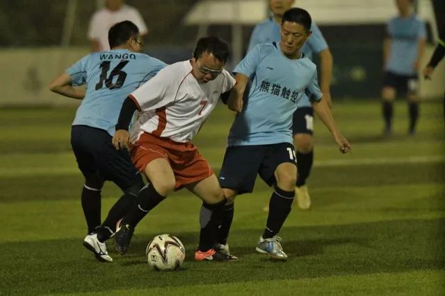 步行者大胜尼克斯32分 大比分追至2-2进天王山